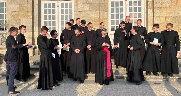 Sur les parvis de la Basilique d'Evron appartenant à la Communauté Saint Martin - image Communauté Saint-Martin