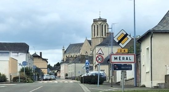 L'entrée du village de Méral qui se serait bien passée de cette publicité - © leglob-journal.fr
