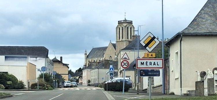 L'entrée du village de Méral qui se serait bien passée de cette publicité - © leglob-journal.fr