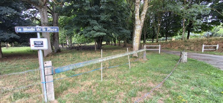 L'une des entrées du Moulin de la Place à Méral en Mayenne - leglob-journal.fr