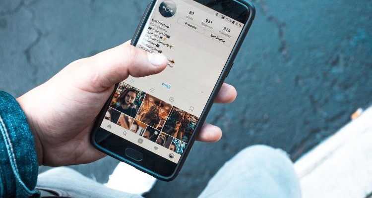 une illustration des jeunes sur les réseaux sociaux - Photo Erik_Lucatero
