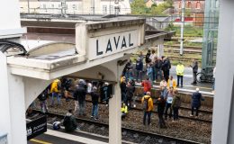 Les quais de la Gare de Laval envahis par les "bloqueurs" - leglob-journal.fr