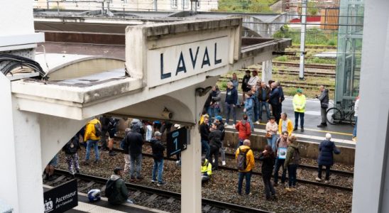 Les quais de la Gare de Laval envahis par les "bloqueurs" - leglob-journal.fr