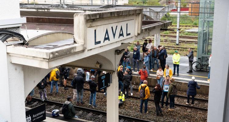 Les quais de la Gare de Laval envahis par les "bloqueurs" - leglob-journal.fr