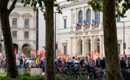 Le défilé devant la Mairie de Laval - leglob-journal.fr
