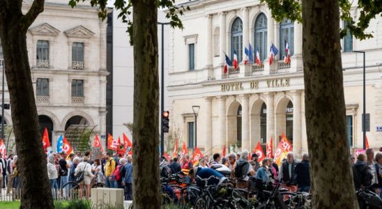 Le défilé devant la Mairie de Laval - leglob-journal.fr