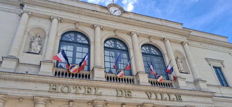 L’hôtel de ville sans drapeau palestinien en ce lundi 22 septembre 2025 - © leglob-journal.fr