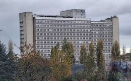 L'hopital de Laval vue de loin - © leglob-journal.fr