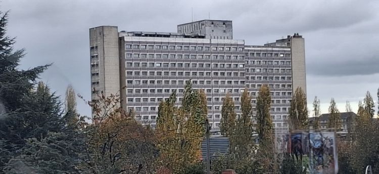 L'hopital de Laval vue de loin - © leglob-journal.fr