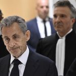 Nicolas Sarkozy quitte le tribunal correctionnel de Paris le 25 septembre 2025 après avoir été condamné à cinq ans de réclusion avec mandat de dépôt à effet différé assorti d’une exécution provisoire. AFP