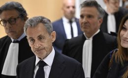 Nicolas Sarkozy quitte le tribunal correctionnel de Paris le 25 septembre 2025 après avoir été condamné à cinq ans de réclusion avec mandat de dépôt à effet différé assorti d’une exécution provisoire. AFP