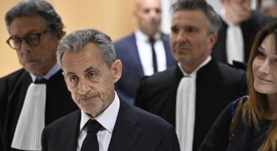 Nicolas Sarkozy quitte le tribunal correctionnel de Paris le 25 septembre 2025 après avoir été condamné à cinq ans de réclusion avec mandat de dépôt à effet différé assorti d’une exécution provisoire. AFP