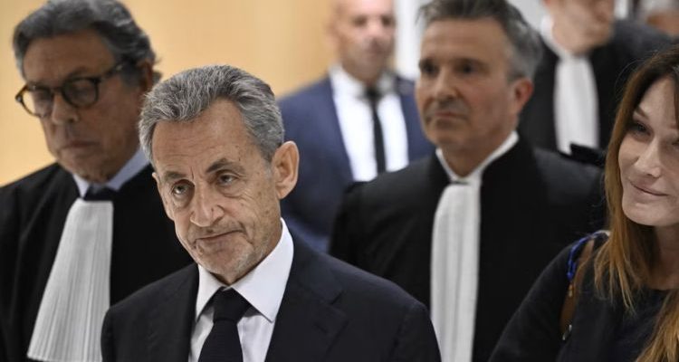 Nicolas Sarkozy quitte le tribunal correctionnel de Paris le 25 septembre 2025 après avoir été condamné à cinq ans de réclusion avec mandat de dépôt à effet différé assorti d’une exécution provisoire. AFP
