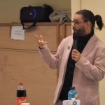 Kamel Ogbi candidat LFI sur Laval lors d'une réunion publique au Palindrome dec 2025 - © leglob-journal.fr