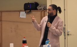 Kamel Ogbi candidat LFI sur Laval lors d'une réunion publique au Palindrome dec 2025 - © leglob-journal.fr