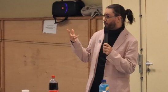 Kamel Ogbi candidat LFI sur Laval lors d'une réunion publique au Palindrome dec 2025 - © leglob-journal.fr