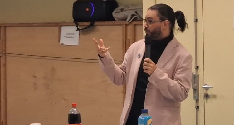 Kamel Ogbi candidat LFI sur Laval lors d'une réunion publique au Palindrome dec 2025 - © leglob-journal.fr