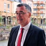 Bruno Bertier devant sa permanence de conseiller départementale à Laval Saint Nicolas - © leglob-journal.fr