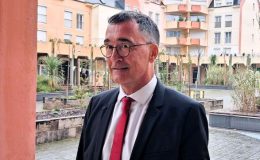 Bruno Bertier devant sa permanence de conseiller départementale à Laval Saint Nicolas - © leglob-journal.fr