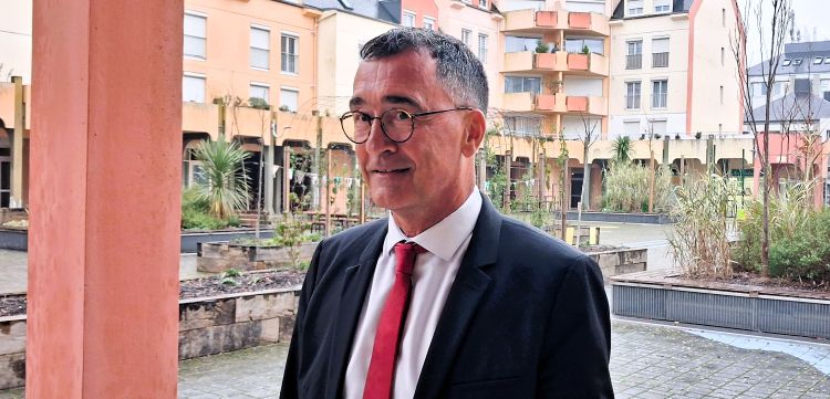 Bruno Bertier devant sa permanence de conseiller départementale à Laval Saint Nicolas - © leglob-journal.fr