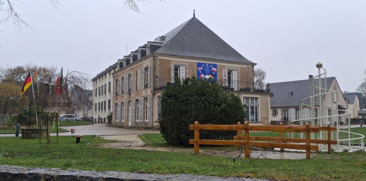 L’hôtel de ville d'Evron en Mayenne - © leglob-journal.fr
