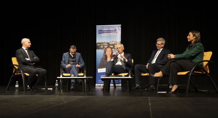 Lors du débat sur la Sécurité à Laval avec Samia Soultani-Vigneron -© leglob-journal.fr