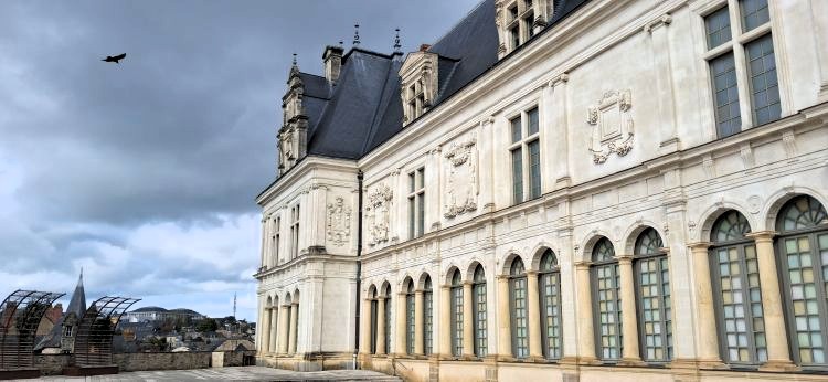 La façade du Château-Neuf à Laval qui sera aménagé si Florian Bercault est réélu - © leglob-journal.fr