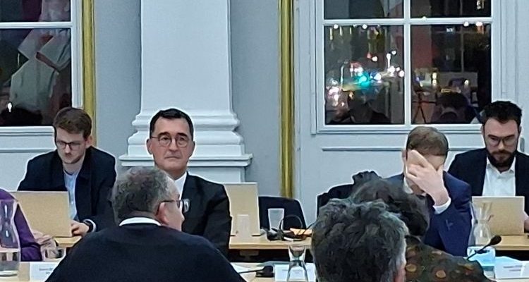 Bruno Bertier et Florian Bercault au cours du dernier conseil municipal de Laval - © leglob-journal.fr