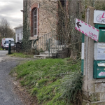 Les boites aux lettres et les camionnettes garées dans la cour de Laval cyclisme 53 - © leglob-journal.fr