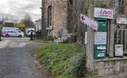 Les boites aux lettres et les camionnettes garées dans la cour de Laval cyclisme 53 - © leglob-journal.fr