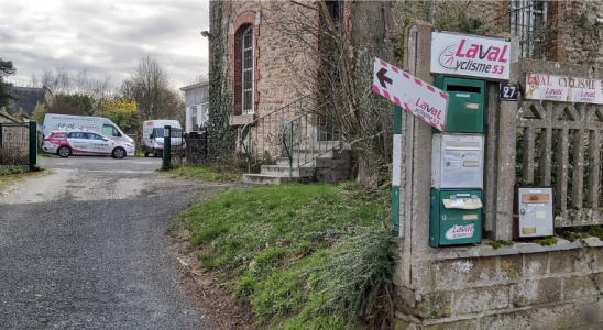 Les boites aux lettres et les camionnettes garées dans la cour de Laval cyclisme 53 - © leglob-journal.fr
