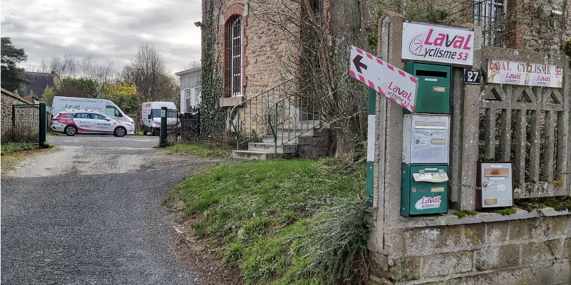 Les boites aux lettres et les camionnettes garées dans la cour de Laval cyclisme 53 - © leglob-journal.fr