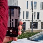 Le co-président de la LDH en Mayenne prend en photo des caméras vidéo en service près de la Gare de Laval - © leglob-journal.fr