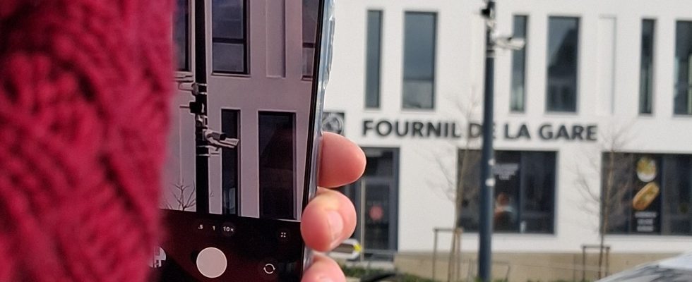 Le co-président de la LDH en Mayenne prend en photo des caméras vidéo en service près de la Gare de Laval - © leglob-journal.fr