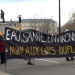 Cortège et banderole de la manifestation de la conféderation paysanne - ©leglob-journal.fr