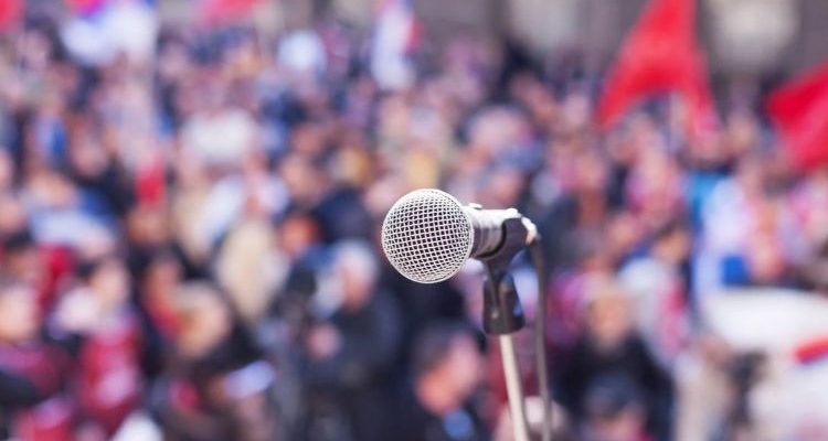 Rassemblement politique en vue d'élections - © Mihajlo Maricic Canva