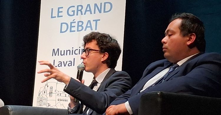 Thomas Brisseau lors de la soirée JCE à la salle polyvalente de Laval avec Pierre Bellet troisième sur la liste - © leglob-journal.fr