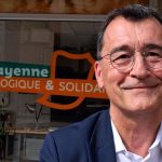 Bruno Bertier entrant dans sa permanence de conseiller départemental à Saint Nicolas un quartier populaire de Laval – © leglob-journal.fr