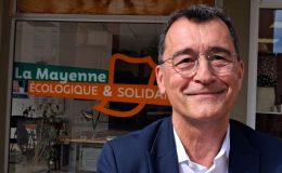 Bruno Bertier entrant dans sa permanence de conseiller départemental à Saint Nicolas un quartier populaire de Laval – © leglob-journal.fr