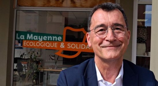 Bruno Bertier entrant dans sa permanence de conseiller départemental à Saint Nicolas un quartier populaire de Laval – © leglob-journal.fr