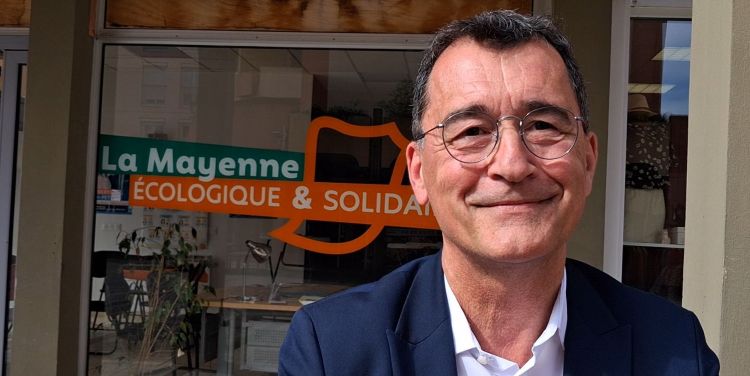 Bruno Bertier entrant dans sa permanence de conseiller départemental à Saint Nicolas un quartier populaire de Laval – © leglob-journal.fr