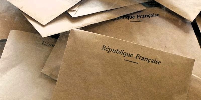 Une enveloppe pour contenir un bulletin officiel lors d'une élection en France