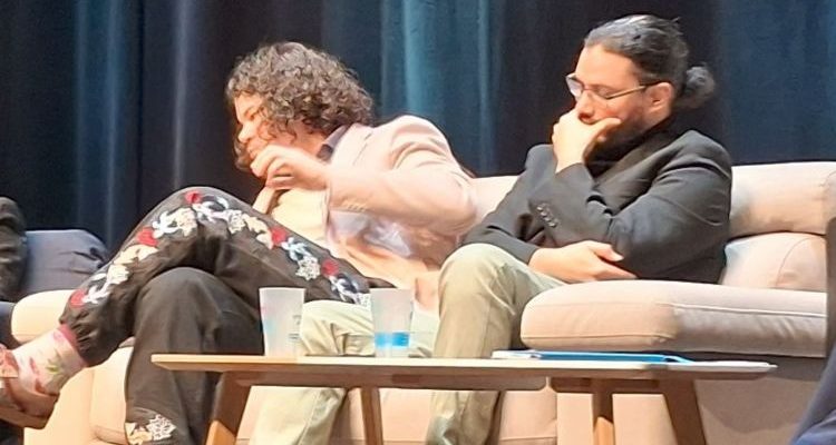 Kamel Ogbi lors de la soirée JCE à la salle polyvalente de Laval - © leglob-journal.fr