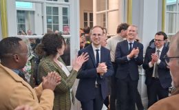 Le Maire Florian Bercault avec Guillaume Garot, Celine Loiseau et Rihaoui CHanfi de dos et Antoine Caplan son directeur de campagne - © leglob-journal.fr