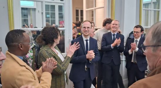 Le Maire Florian Bercault avec Guillaume Garot, Celine Loiseau et Rihaoui CHanfi de dos et Antoine Caplan son directeur de campagne - © leglob-journal.fr