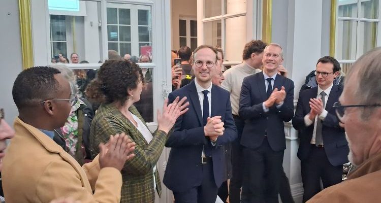 Le Maire Florian Bercault avec Guillaume Garot, Celine Loiseau et Rihaoui CHanfi de dos et Antoine Caplan son directeur de campagne - © leglob-journal.fr