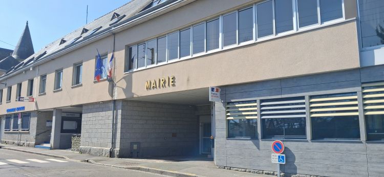 L’hôtel de ville de Mayenne qui jouxte les locaux de la gendarmerie - © leglob-journal.fr