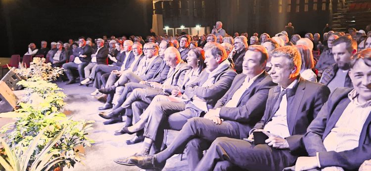 La belle "brochette" des élus de Droite "rassemblés" par SSV lors de son meeting - © leglob-journal.fr