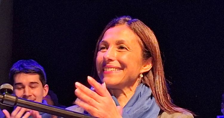 Samia Soultani-Vigneron lors de son meeting à la Salle polyvalente pendant la campagne municipales 2026 - © leglob-journal.fr