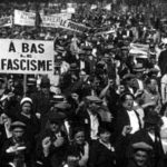 Manifestation de la SFIO en réaction à la crise du 6 février 1934. Une pancarte proclame « à bas le fascisme » et des banderoles exigent « le pouvoir au socialisme » et la « dissolution des ligues fascistes » (agence Meurisse, 1934, Paris, BnF).